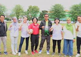 Monica Desideria (Wakil Ketua Umum ASBWI) beserta jajawan ASBWI, PSSI, dan Kemenpora (Foto: Instagram/@asosiasisepakbolawanita)