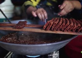 Pembuatan kue karasa (Foto: YouTube/Pideota')