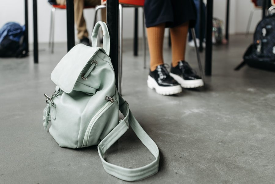 Ilustrasi tas sekolah untuk anak (Foto: Pexels/Pavel Danilyuk)