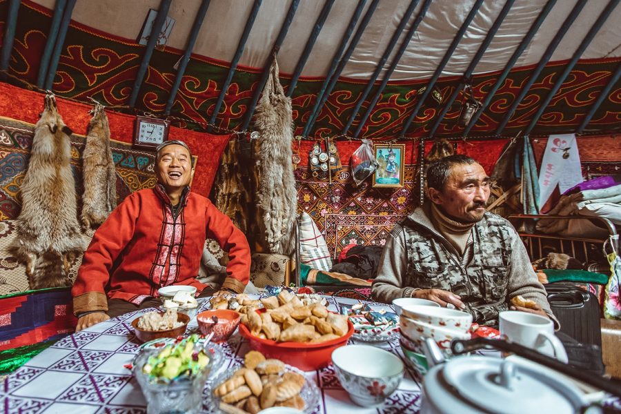 Potret orang Mongolia dan tradisi panganan tradisionalnya (Foto: Meanwhile in Mongolia)