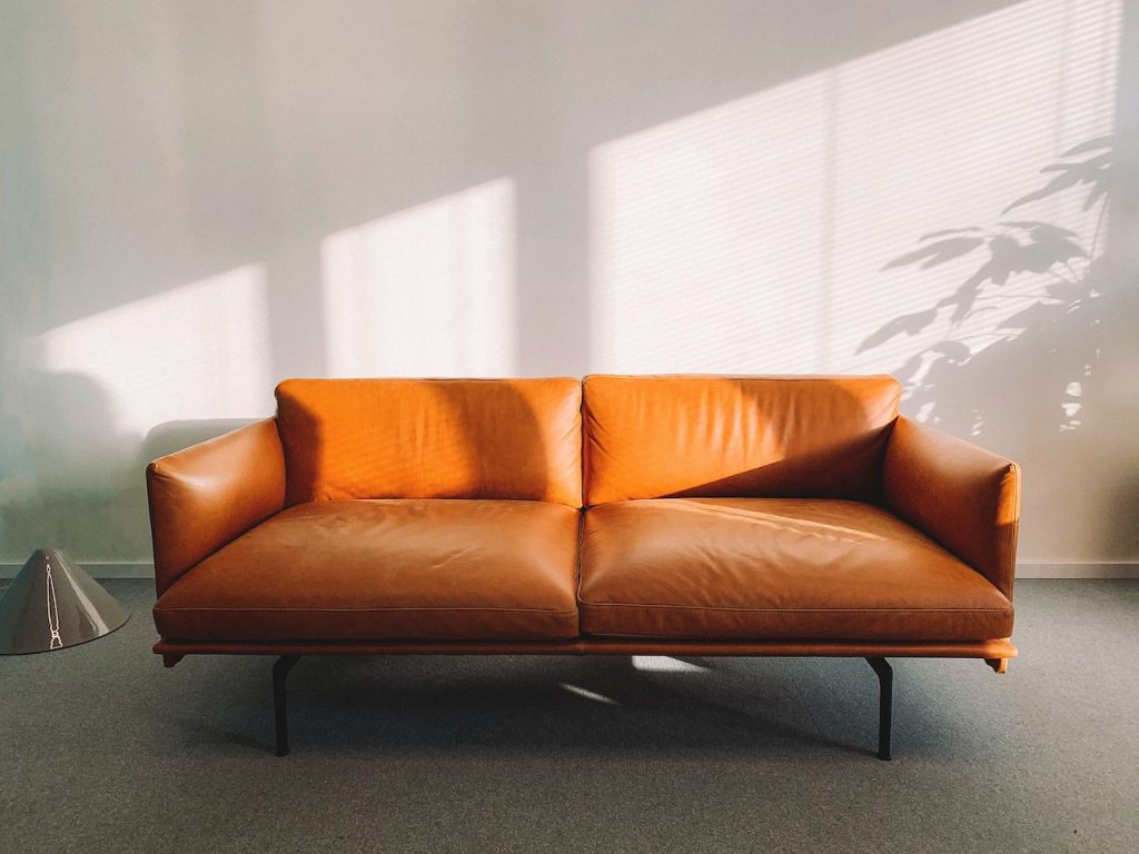 Sofa (Foto: Pexels/Martin Péchy)