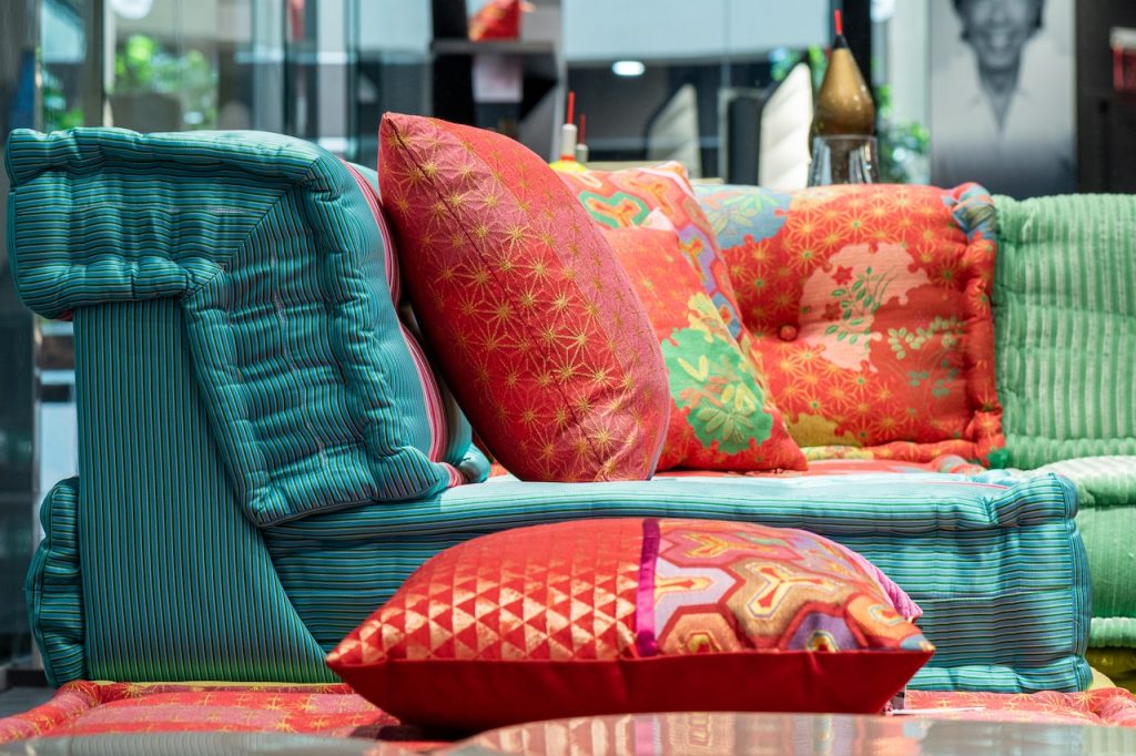 Pengaplikasian warna pada sofa (Foto: Pexels/Max Vakhtbovych)