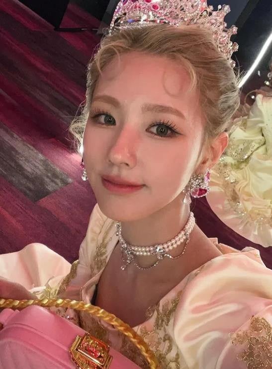 Miyeon gunakan perhiasan plastik (Foto: Instagram)