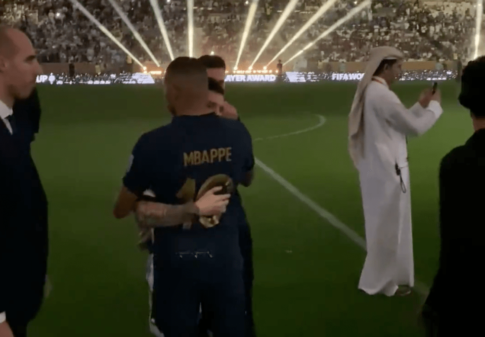 Messi dan Mbappe berpelukan di akhir laga final Piala Dunia 2022 (Foto: FIFA)