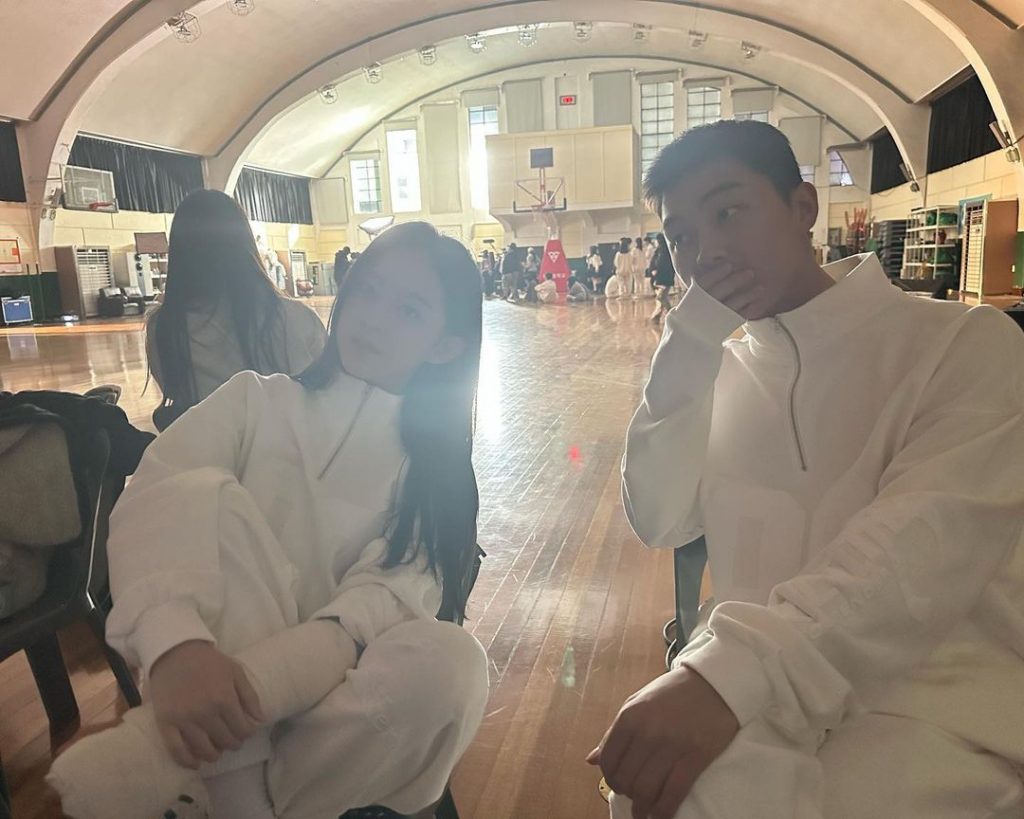 Park Ji Hu dan Choi Hyun Wook dalam video klip Ditto (Foto: Instagram/@03_hu)