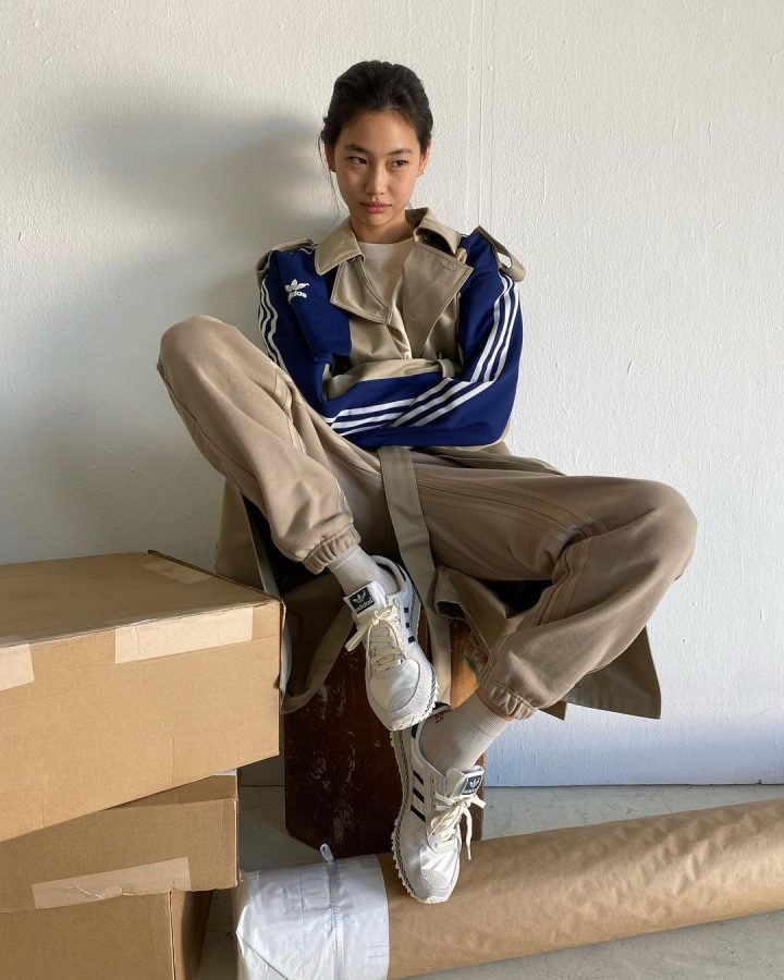 Ho Yeon Jung dalam balutan look sporty (Foto: Preview)