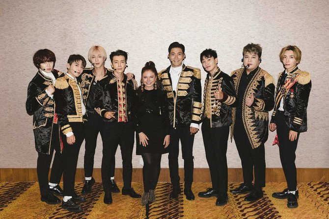 Rossa dan Super Junior (Foto: Instagram)