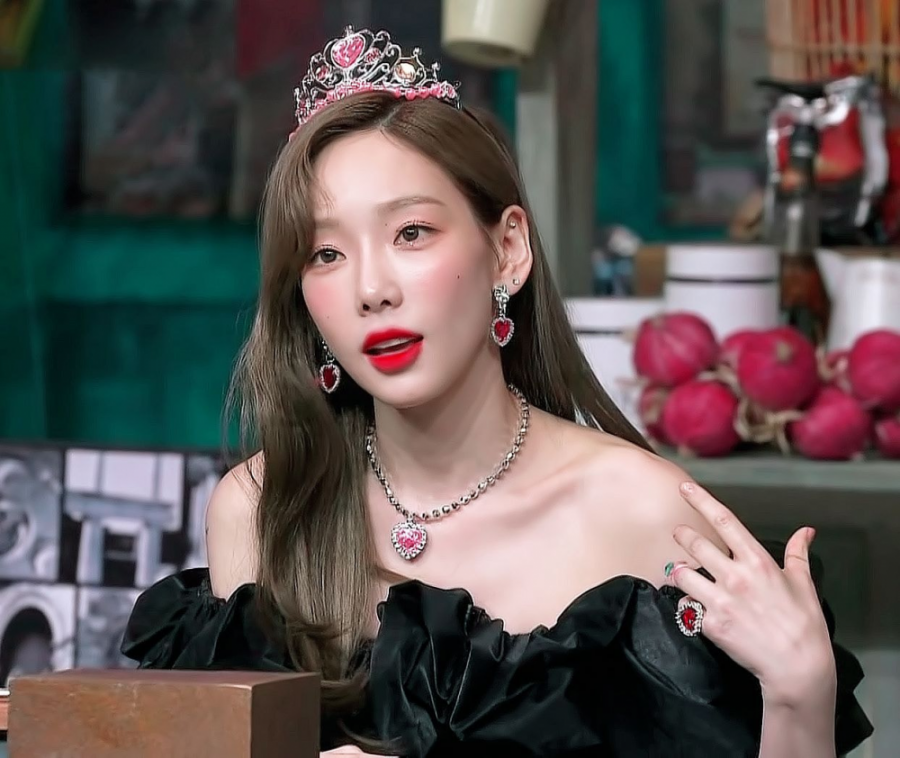 Taeyeon kenakan satu set perhiasan mainan (Foto: Amazing Saturday)