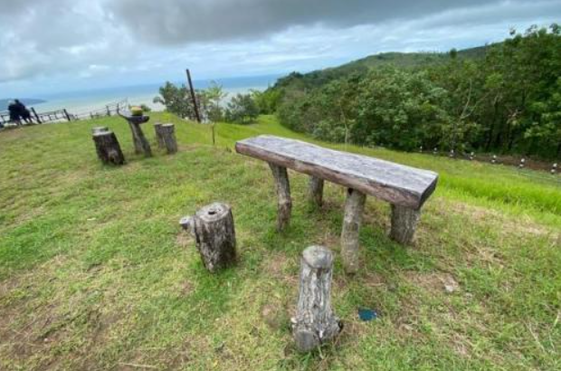Spot bangku dan meja kayu di Puncak Darma (Foto: Okezone Travel)