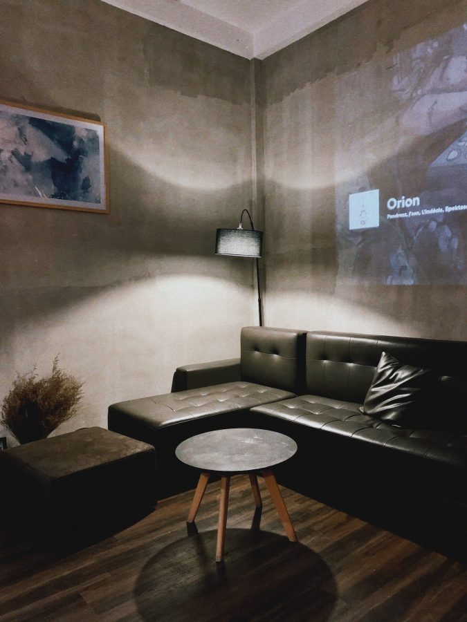 Penggunaan lampu sudut di ruangan (Foto: Pexels/ Vicky Tran)