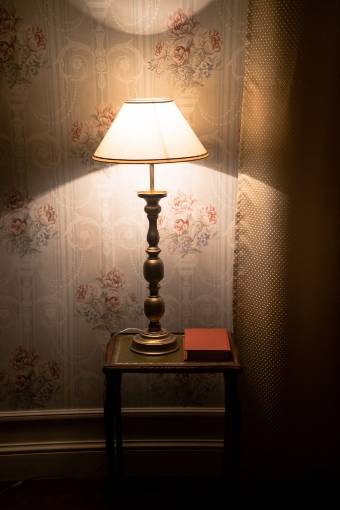 Penyesuaian warna lampu dengan desain rumah (Foto: Pexels/cottonbro studio)