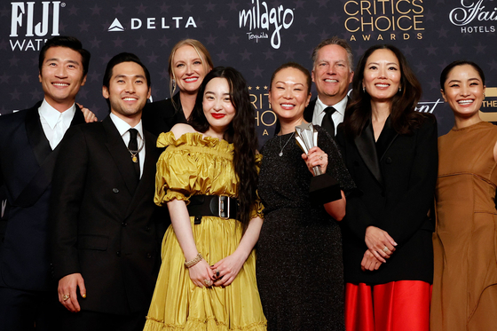 Kru dan pemain drama Pachinko terima penghargaan Critics' Choice Awards 2023 (Foto: AFP/Michael TRAN)