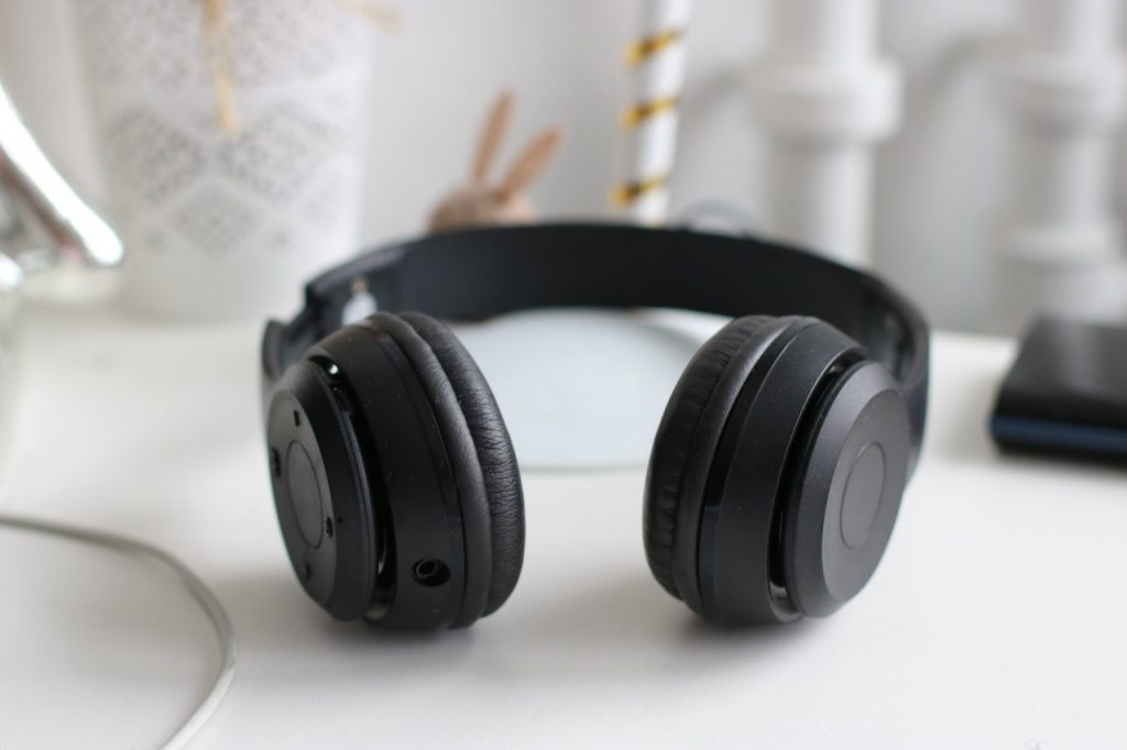 Headphone dengan peredam bising suara (Foto: Pexels/Dzenina Lukac)
