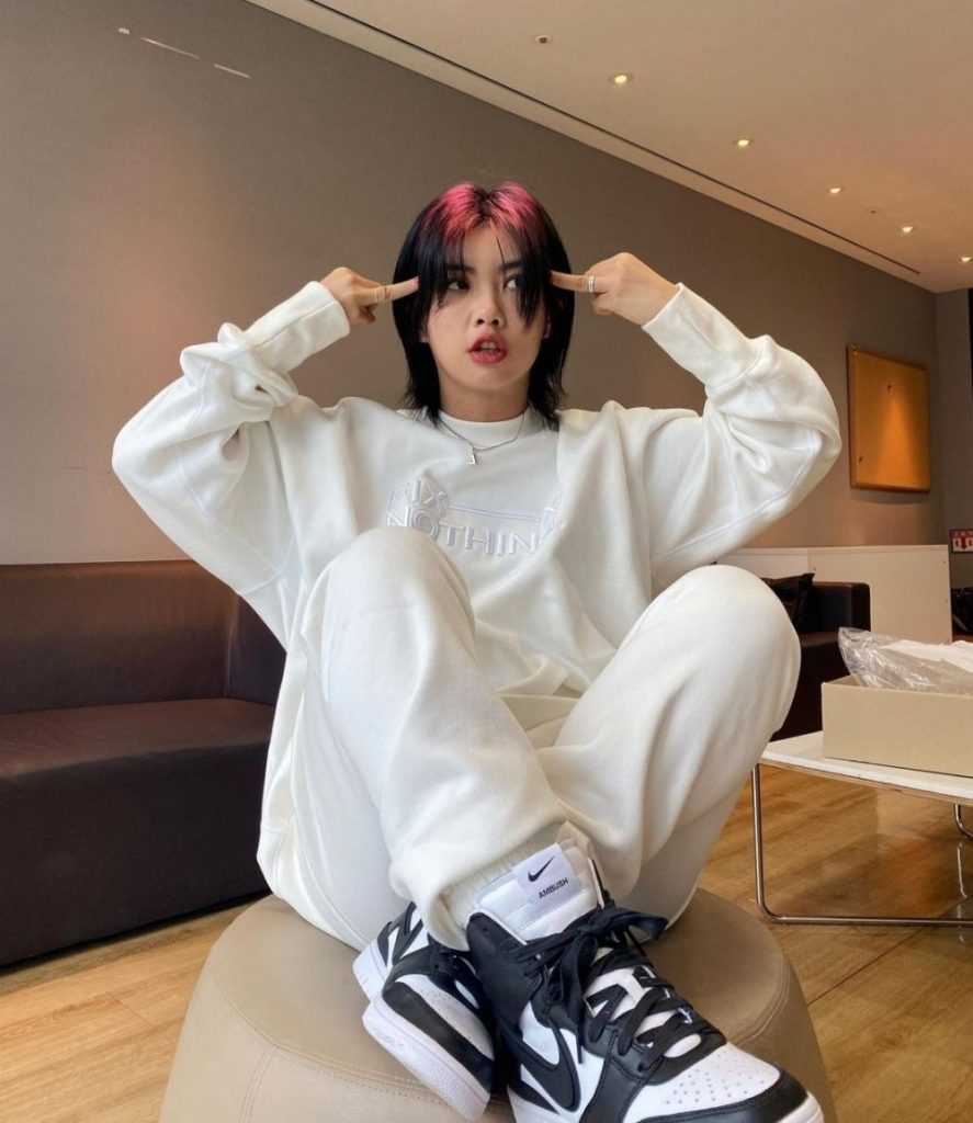Aiki kenakan setelan sweater putih (Foto: Instagram)