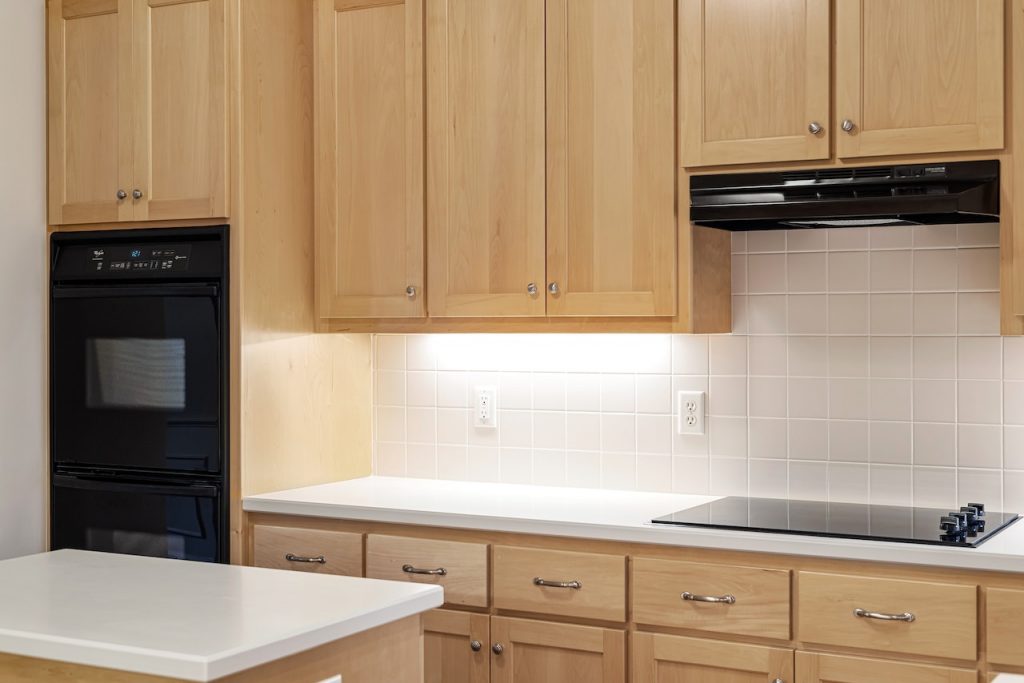 Dapur warna kayu alami (Foto: Pexels/Curtis Adams)