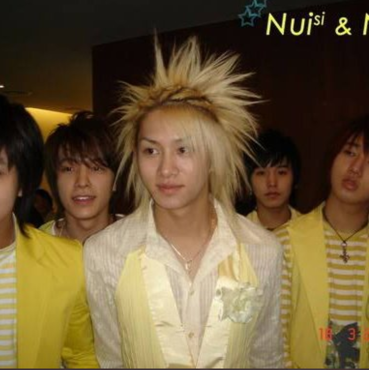 Heechul Super Junior dengan gaya rambut mohawk (Foto: Twitter)