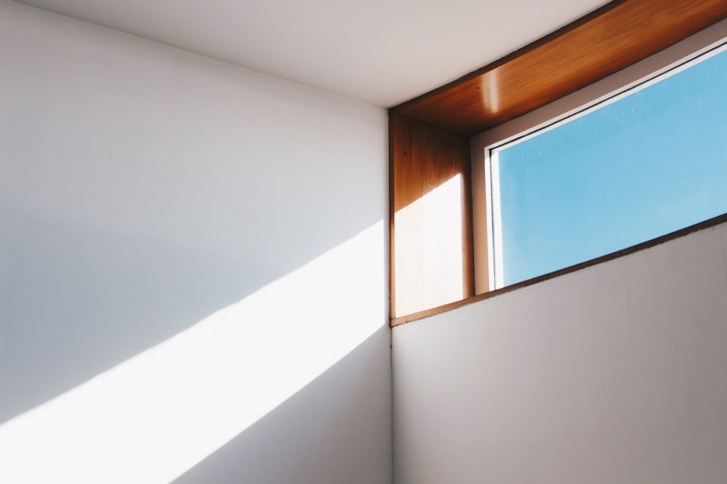 Pencahayaan alami dalam ruangan (Foto: Pexels/João Jesus)