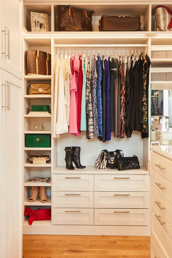 Penggunaan hanger pada lemari pakaian (Foto: Pinterest)