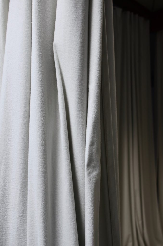 Gorden minimalis bertekstur (Foto: Pexels/ Skylar Kang)