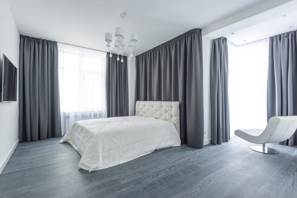 Kamar dengan tirai blackout (Foto: Pexels/Max Vakhtbovych)