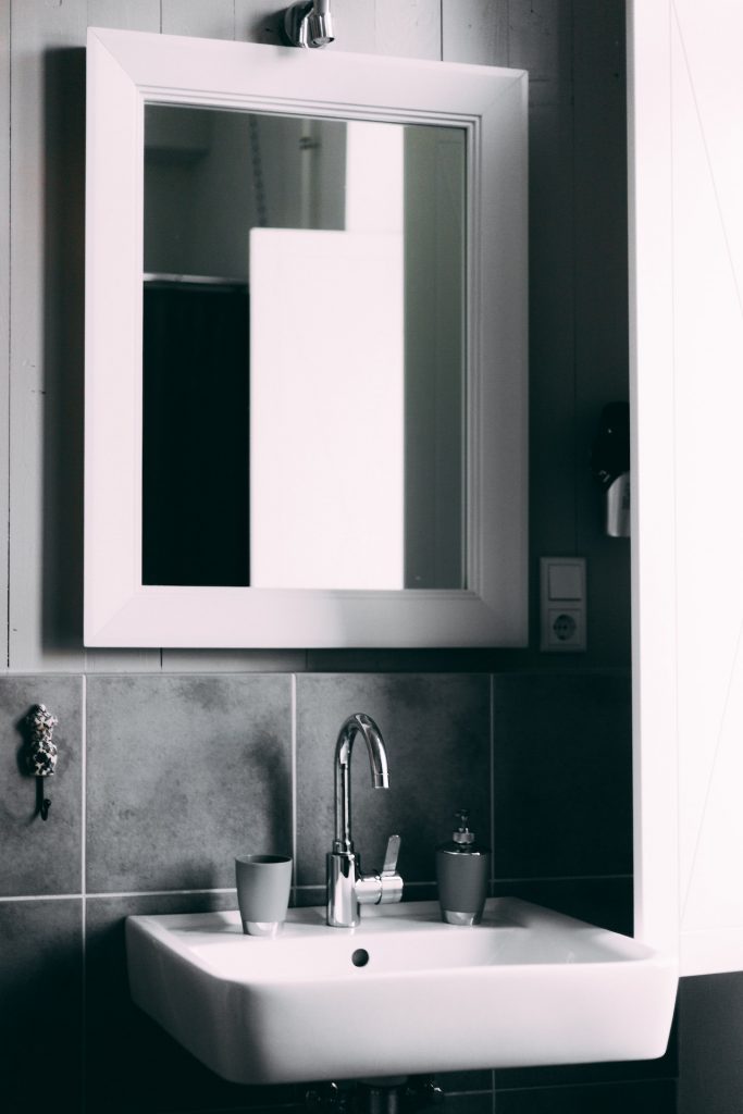Ilustrasi penempatan cermin di kamar mandi minimalis (Foto: Pexels/Matthis Volquardsen)