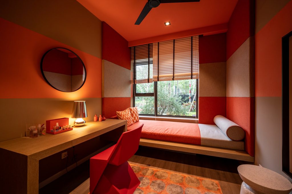 Warna merah pada kamar (Foto: Unsplash/Huy Nguyen)
