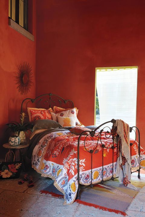 Pengaplikasian warna merah pada kamar tidur (Foto: Pinterest)