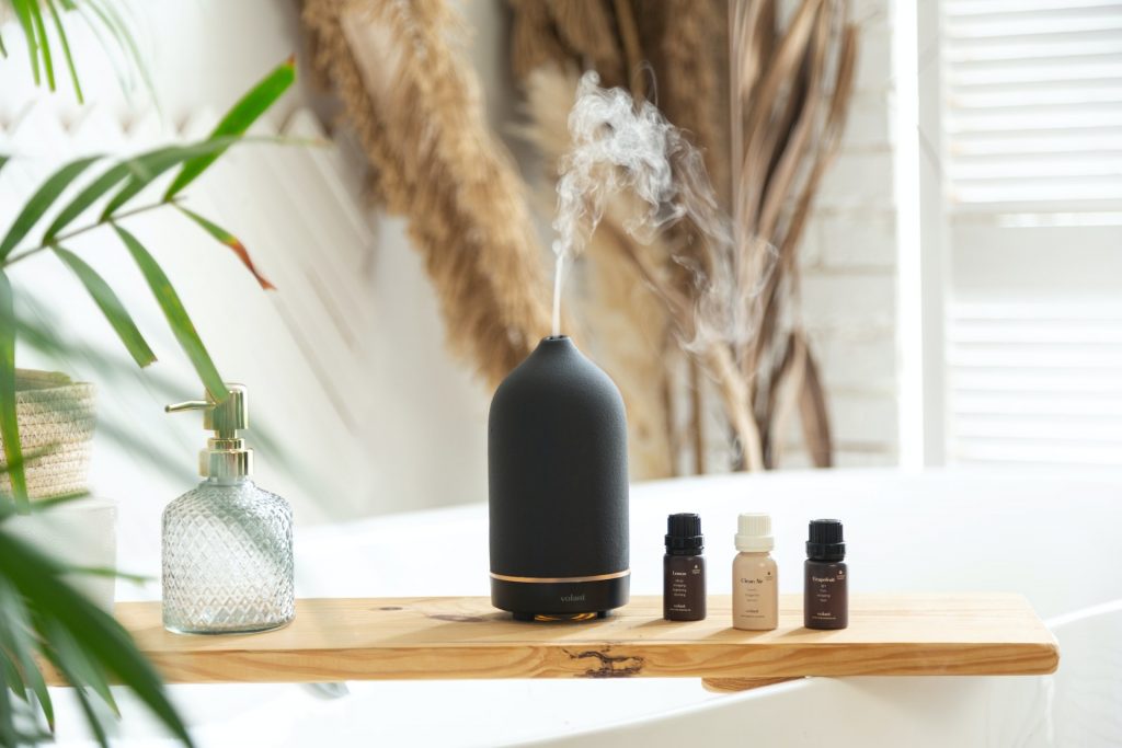 Penggunaan diffuser di dalam ruangan (Foto: Unsplash/volant)