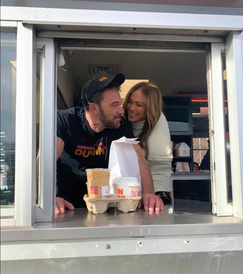Ben Affleck didampingi Jennifer Lopez jadi 'pegawai' drive thru (Foto: USA Today)