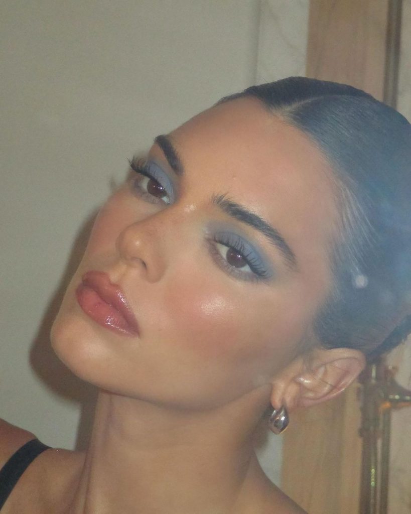 Kendal Jenner ikut ramaikan tren eyeshadow biru di kalangan selebriti Hollywood (Foto: Elle)