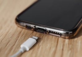 Ilustrasi pengisian ulang daya ponsel (Foto: Pexels/Karolina Grabowska)