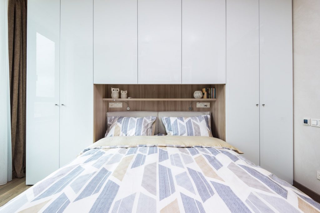 Ilustrasi penggunaan bed cover bermotif di kamar tidur (Foto: Pexels/Max Vakhtbovych)