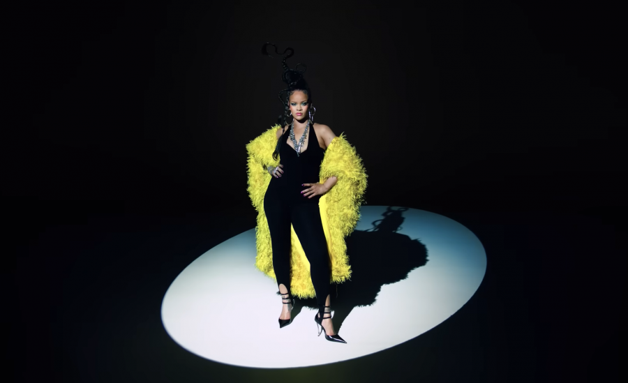 Rihanna dalam teaser Super Bowl Half Time Show (Foto: YouTube/Apple Music)