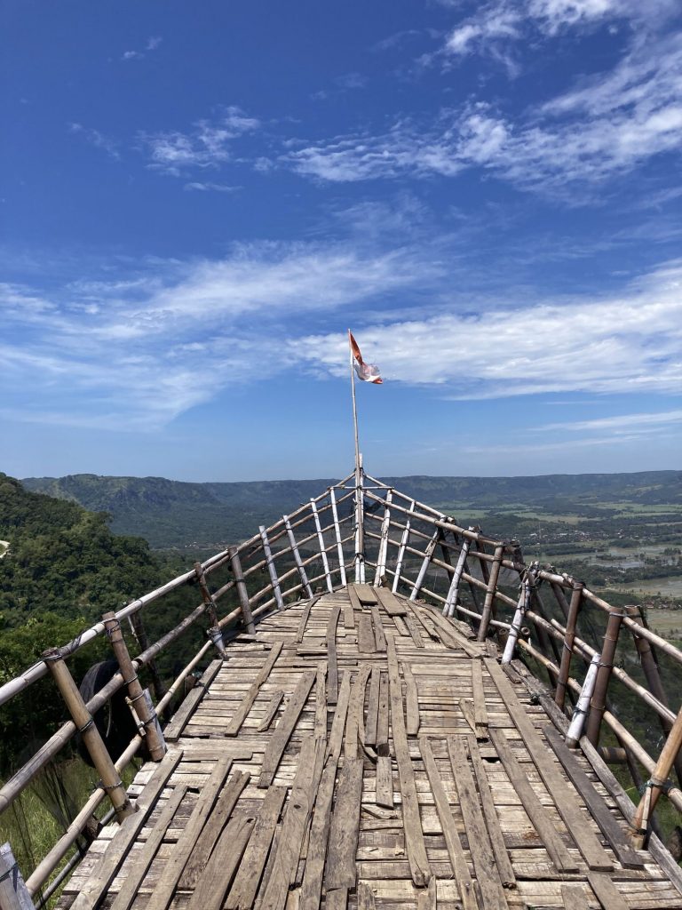 Objek wisata kapal kayu di Puncak Darma (Foto: Pinterest)