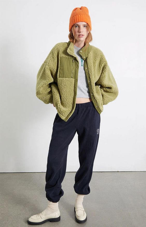 Paduan sherpa jacket dan sweatpants (Foto: Pinterest)