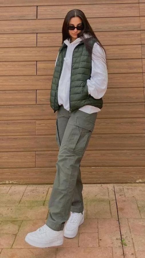 Paduan hoodie dan vast jacket (Foto: Pinterest)