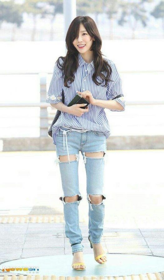 Taeyeon kenakan kemeja dan ripped jeans (Foto: Newseen)