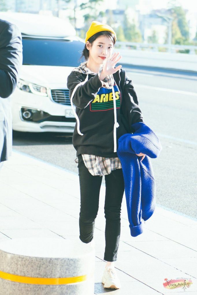 IU gabungkan kemeja flanel dan sweater (Foto: Aliexpress)