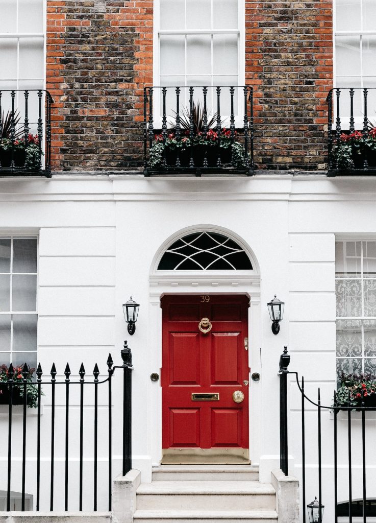 Ilustrasi pintu rumah warna merah (Foto: Pexels/Matteus Silva)
