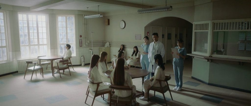 NewJeans dalam MV OMG (Foto: YouTube HYBE LABELS)