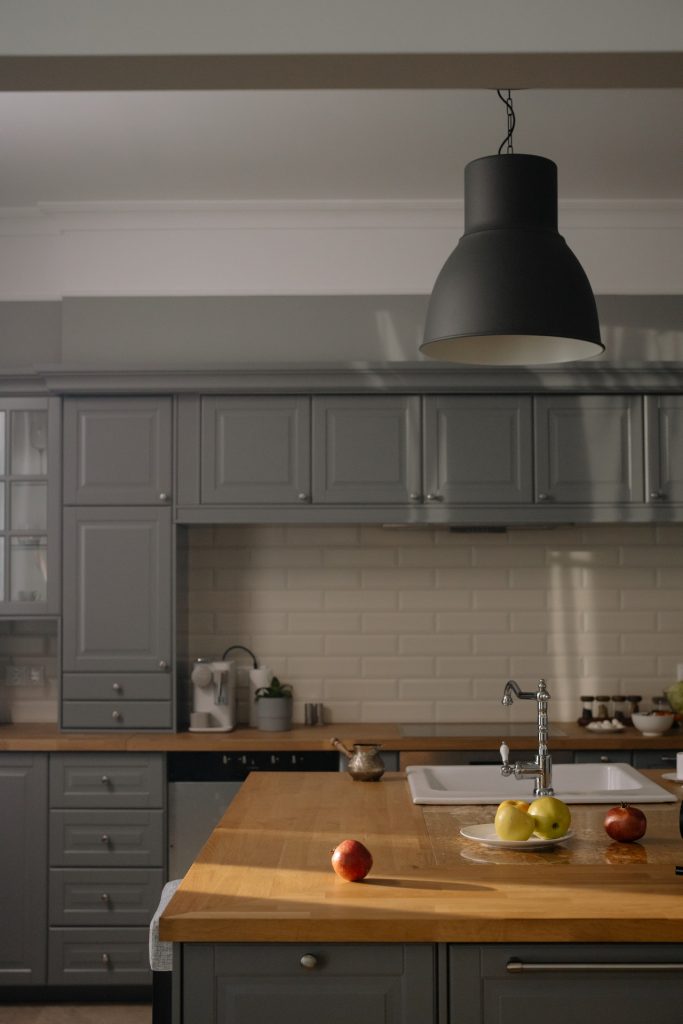 Dapur warna abu-abu (Foto: Pinterest)