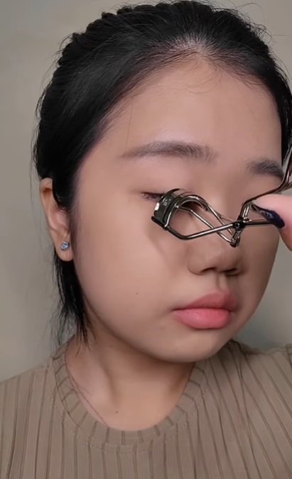 Jepit bulu mata sebelum dipakaikan maskara (Foto: Instagram @ymliamakeupartist)