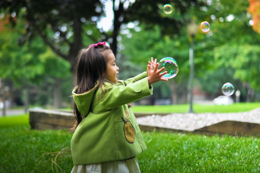 Kurangi efek negatif gadget dengan ajak anak-anak bermain di luar rumah