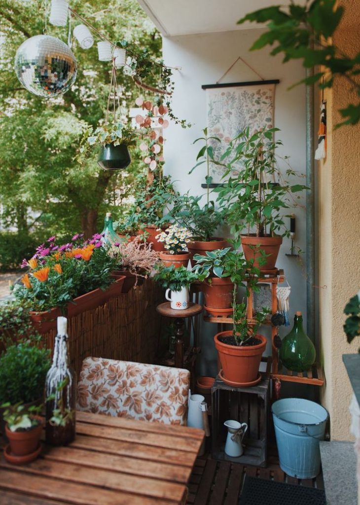 Balkon dengan nuansa hijau (Foto: Pinterest)