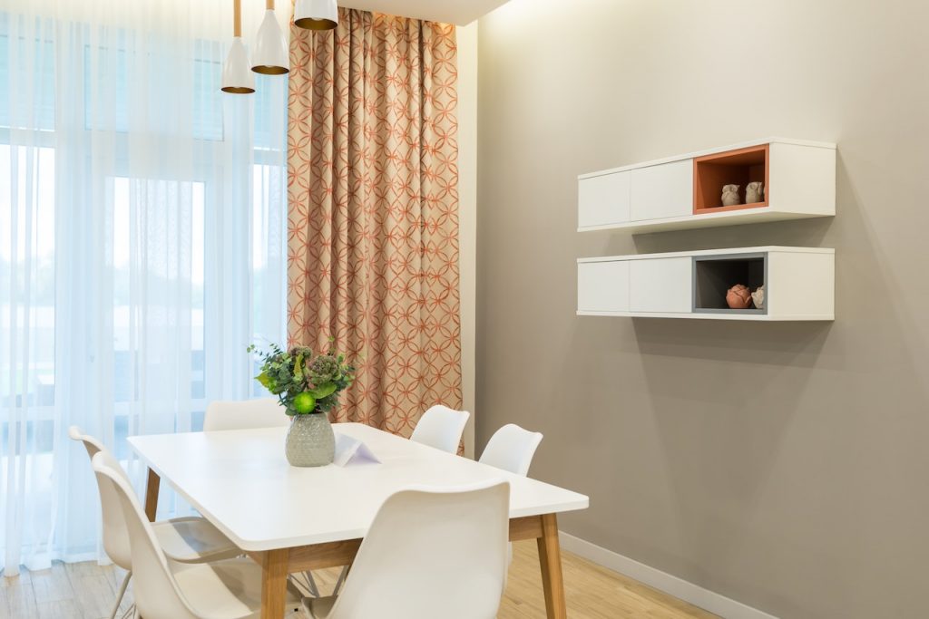 Meja makan warna terang (Foto: Pexels/Max Vakhtbovych)