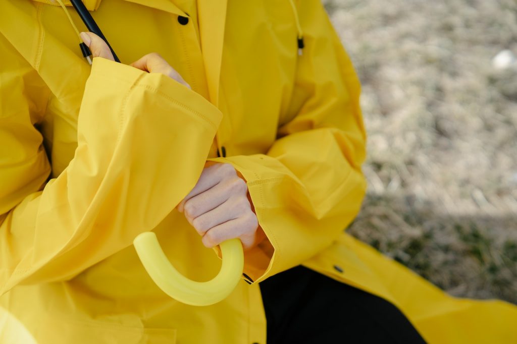 Ilustrasi jas hujan (Foto: Pexels/John Diez)