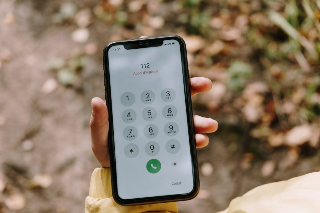 Ilustrasi kontak darurat di telepon genggam (Foto: Pexels/cottonbro studio)