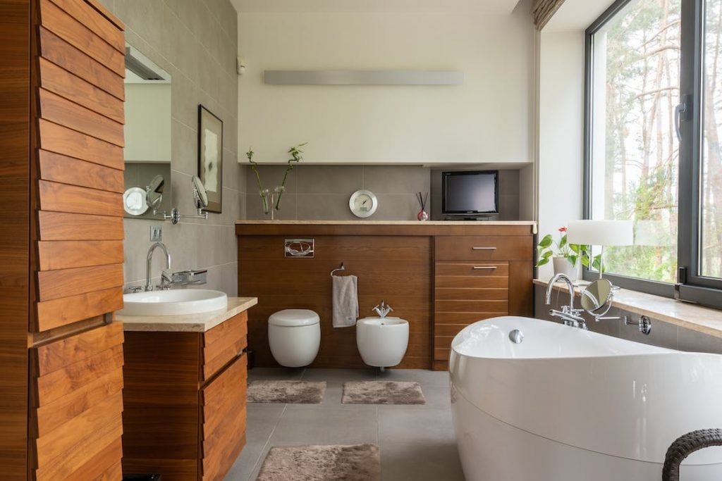 Kamar mandi dengan pencahayaan yang baik (Foto: Pexels/Max Vakhtbovych)