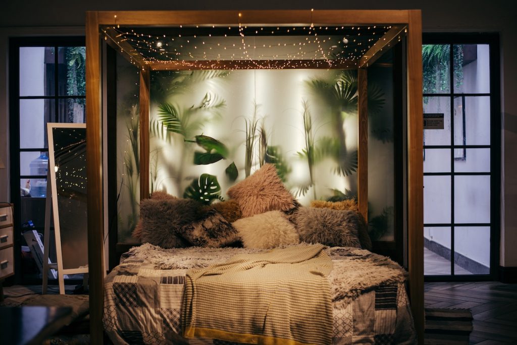 Penggunaan aksesori pada kamar tidur (Foto: Pexels/Tan Danh)