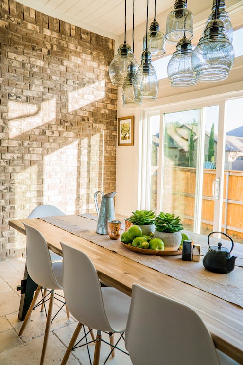 Ruang makan terbuka (Foto: Pexels/Mark McCammon)